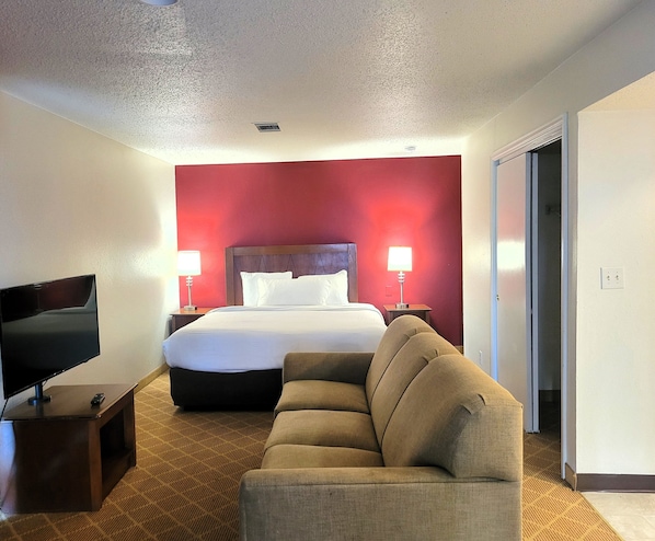 Studio Suite, 1 King Bed | Desk, laptop workspace, blackout curtains, WiFi