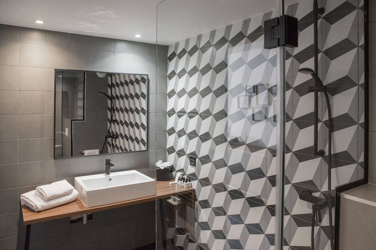 double room with shower | 2 bedrooms, premium bedding, pillow-top beds, in-room safe