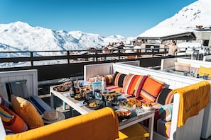 2 restaurants; lunch and dinner served