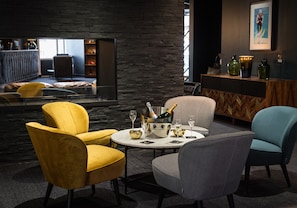 3 bars/lounges