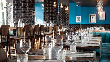 Hi ha 2 restaurants i s'hi serveixen dinars; plats de cuina francesa