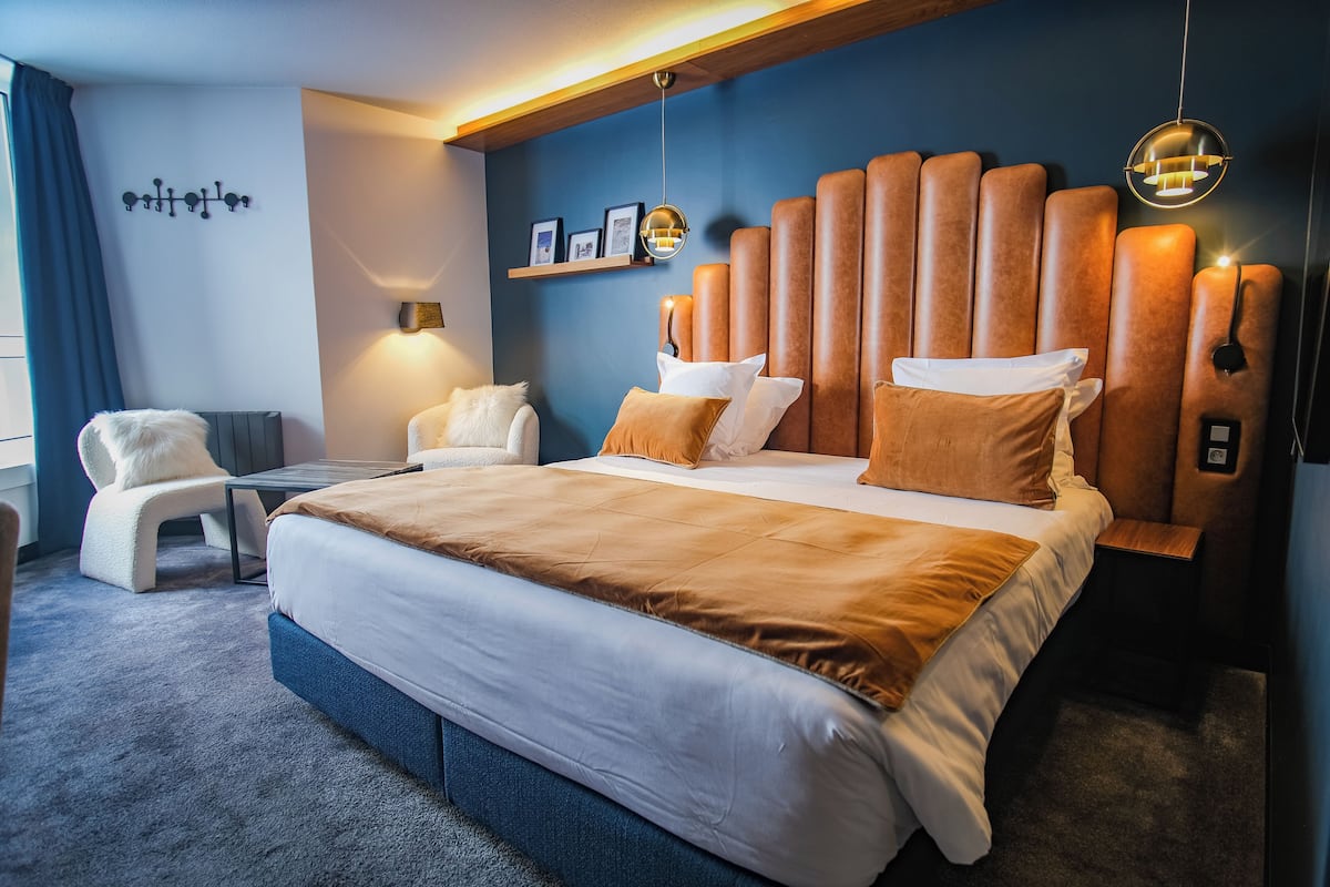 Premium bedding, pillowtop beds, in-room safe, desk