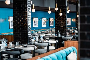 2 restoran, makan tengah hari, makan malam dihidangkan; masakan Perancis