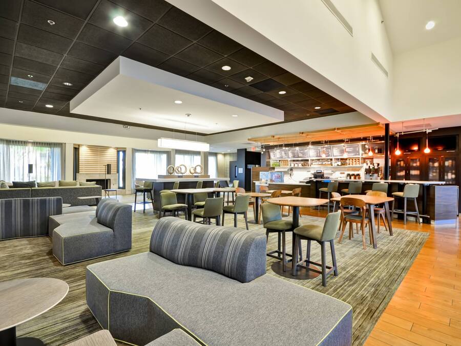 Frokost og middag serveres