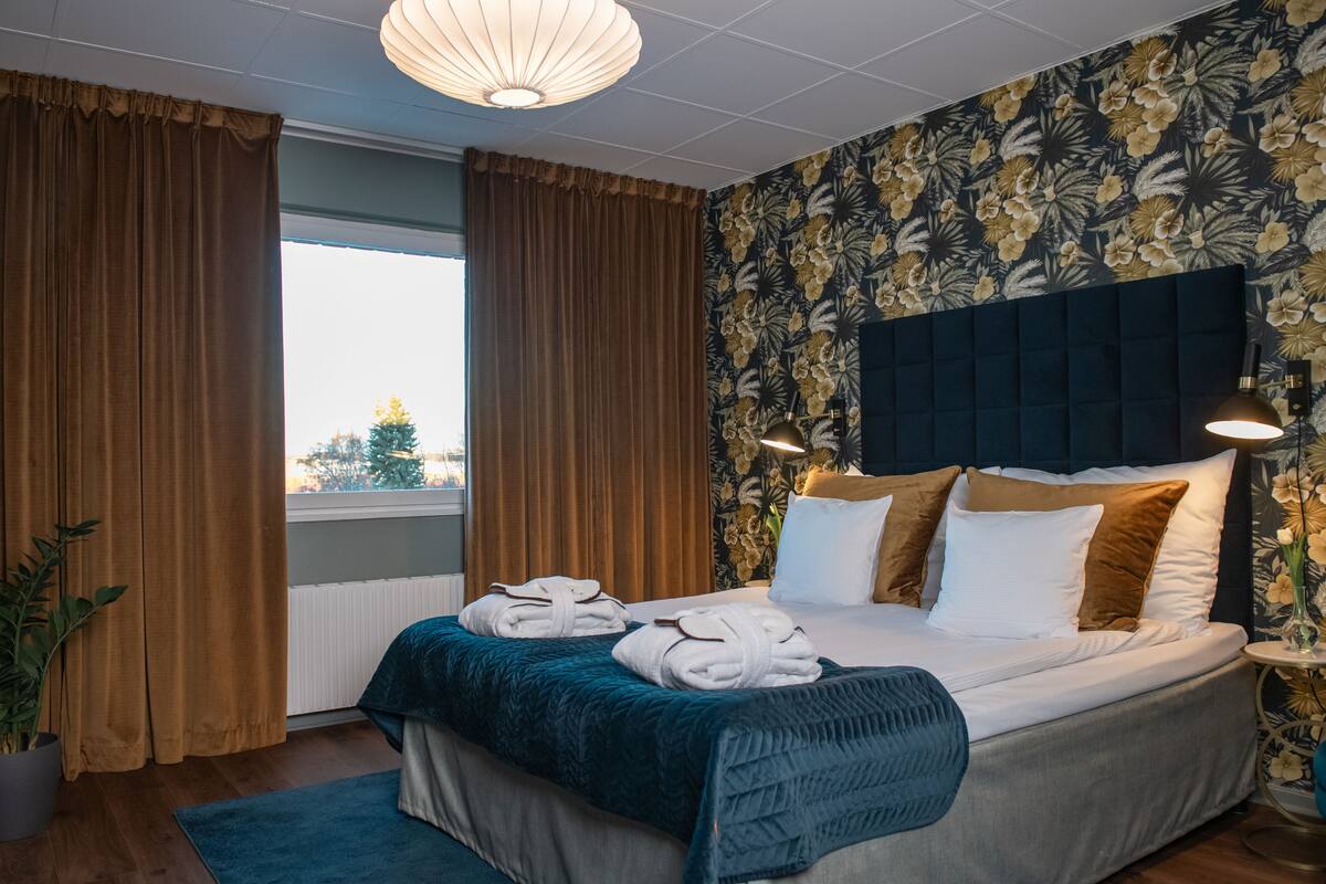 suite, non smoking | desk, cots/infant beds, free wifi, bed sheets