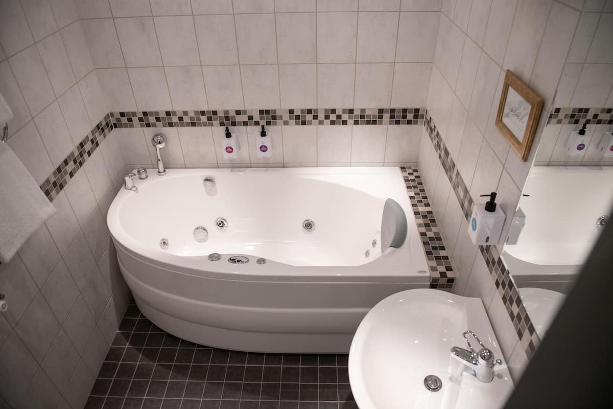 suite, non smoking | bathroom | shower, hair dryer, towels