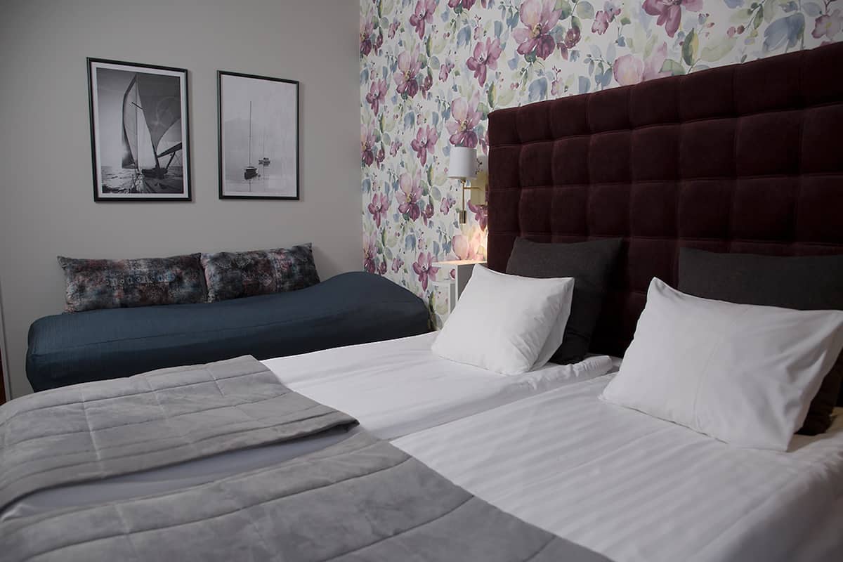 Family Room, Non Smoking | Desk, cots/infant beds, free WiFi, bed sheets