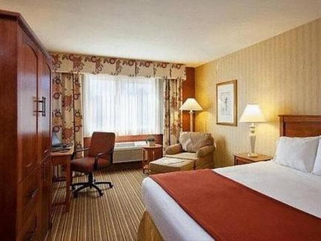 Premium bedding, pillow-top beds, in-room safe, desk