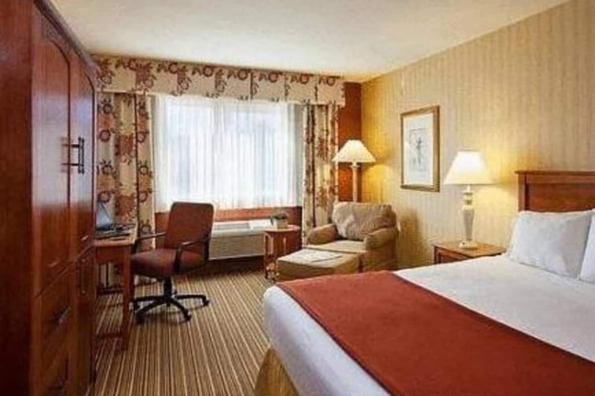 Premium bedding, pillow-top beds, in-room safe, desk