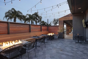 Breakfast, dinner, brunch served; American cuisine - The Wayfarer San Luis Obispo, Tapestry Collection by Hilton (San Luis Obispo)