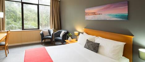 Tabla de planchar con plancha y despertador