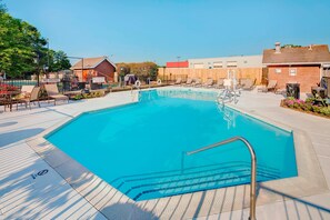 Piscine extérieure (ouverte en saison), chaises longues