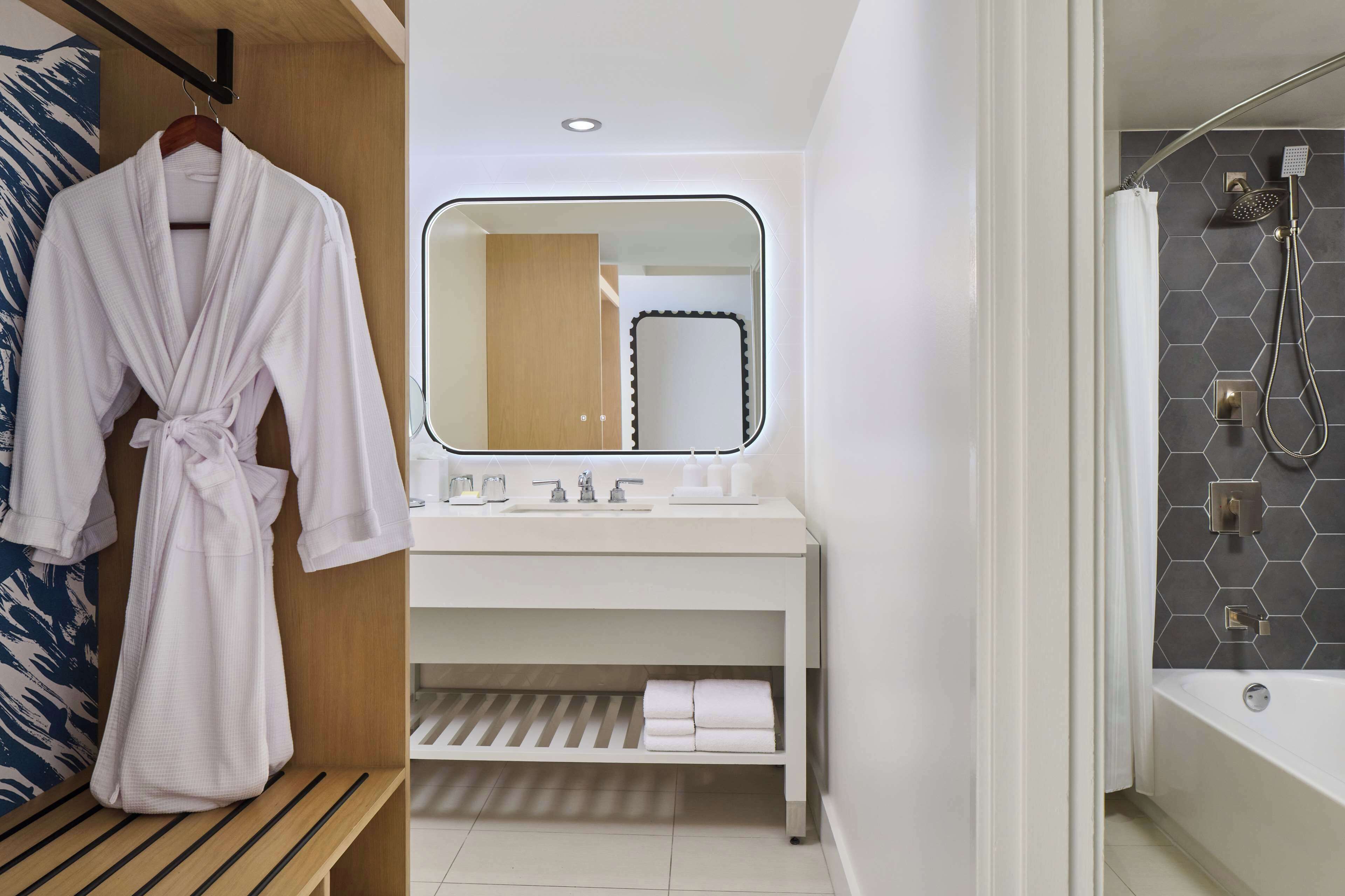 Combined shower/bathtub, free toiletries, hair dryer, slippers