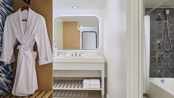 Combined shower/bathtub, free toiletries, hair dryer, slippers