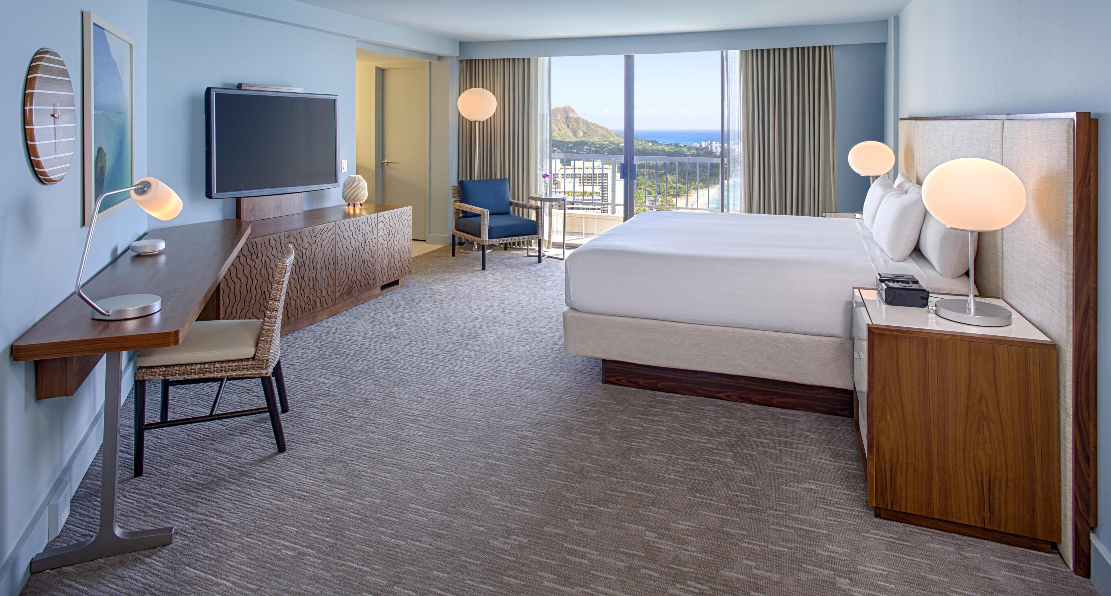 Room, 1 King Bed, Oceanfront (Diamond Head) | Premium bedding, in-room safe, desk, laptop workspace