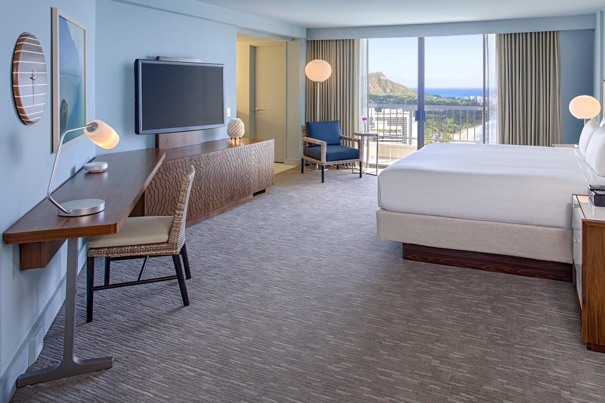 Room, 1 King Bed, Oceanfront (Diamond Head) | Premium bedding, in-room safe, desk, laptop workspace