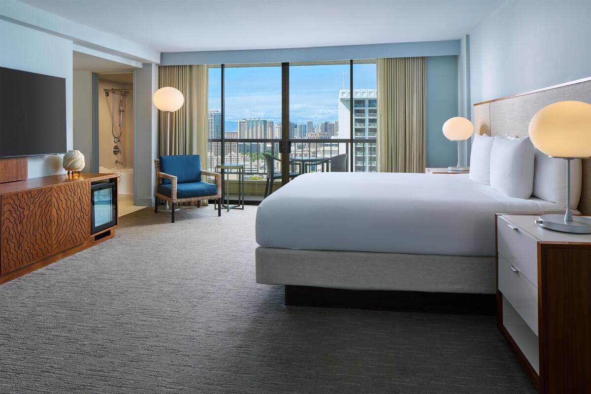 Suite, 1 soverom (Waikiki View) | Sengetøy av topp kvalitet, safe på rommet og skrivebord