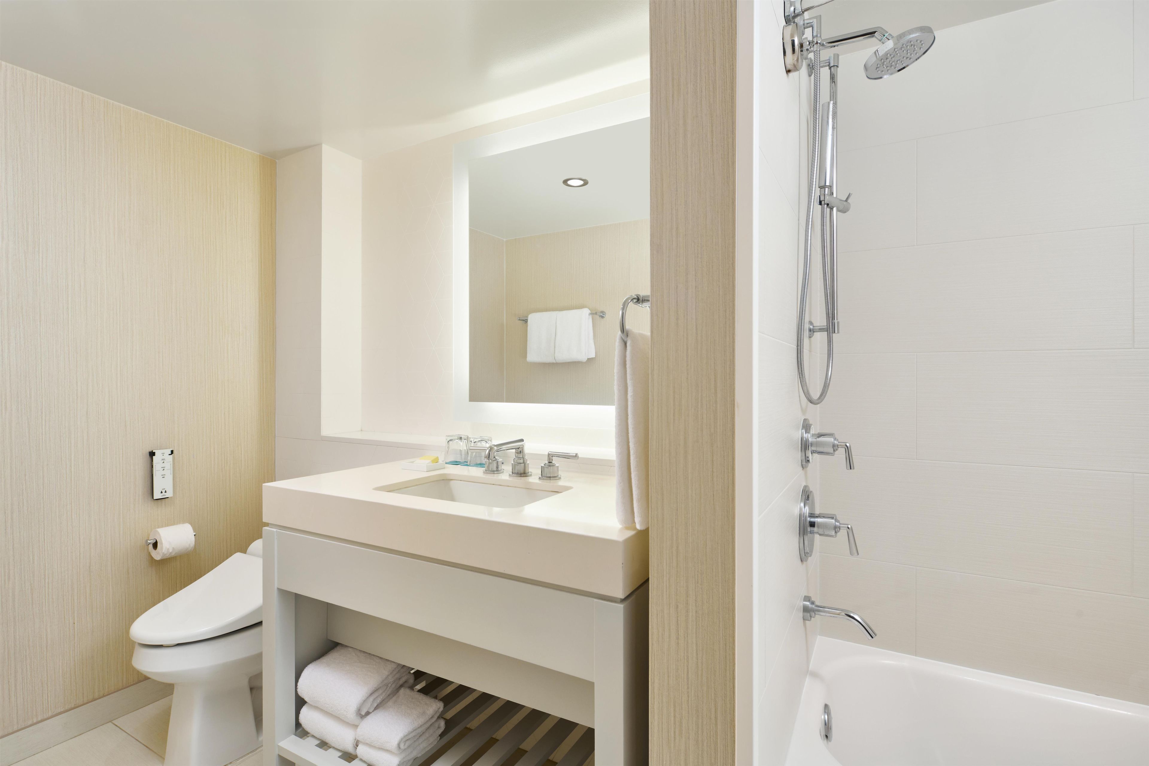 Un baño moderno con inodoro, lavabo y ducha.