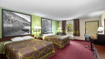 Habitación, 2 camas Queen size, para no fumadores | Caja de seguridad en la habitación y escritorio