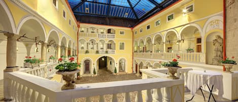 المنشأة من الداخل