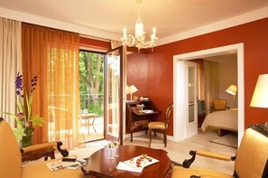 Vintage Suite (Mainbuilding) | In-room safe, individually decorated, desk, laptop workspace