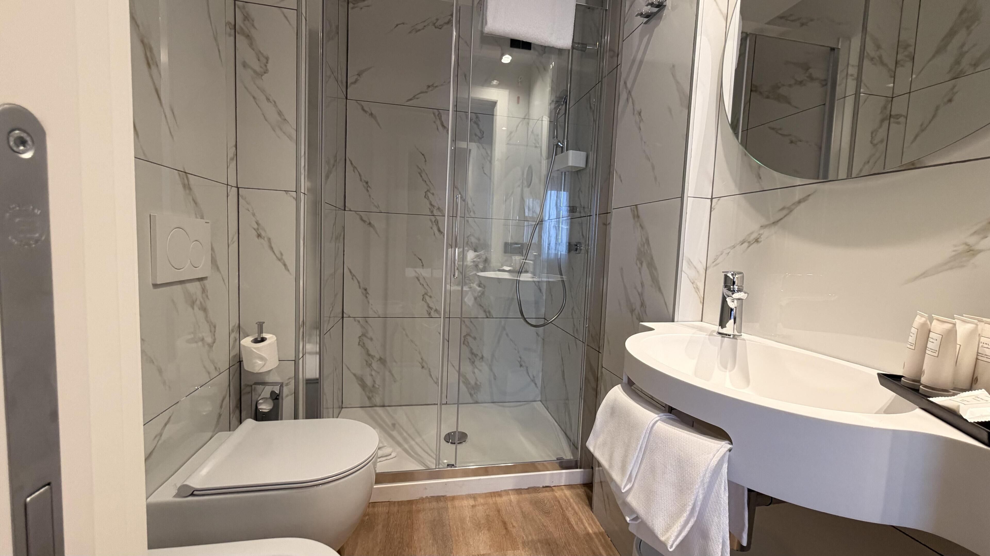 Combined shower/tub, free toiletries, hair dryer, bidet