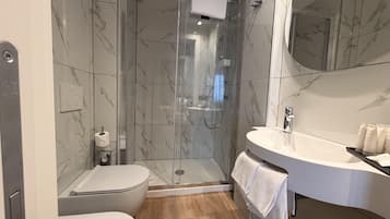 Combined shower/tub, free toiletries, hair dryer, bidet