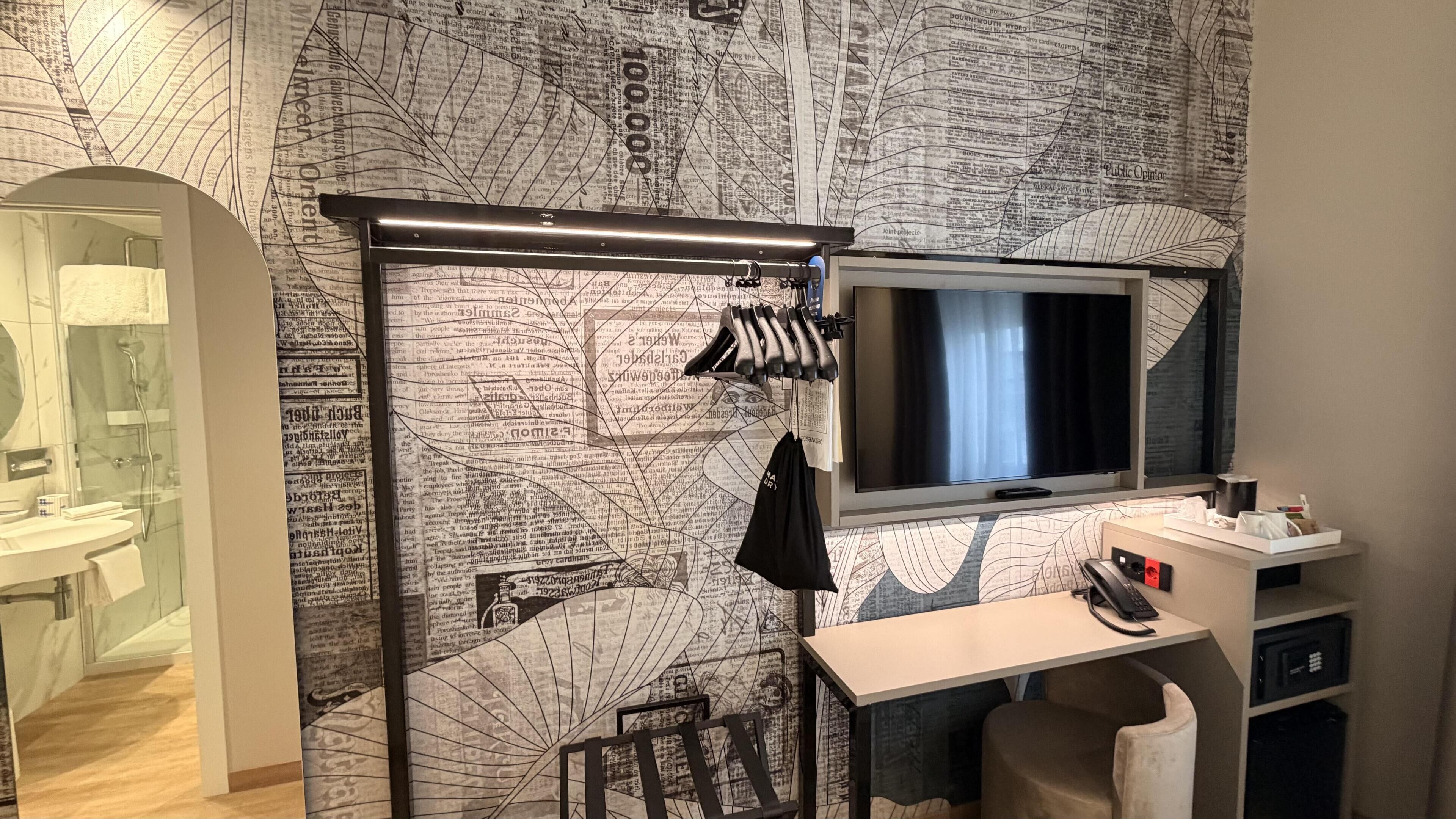 Rom – comfort, 1 queensize-seng, ikke-røyk | Dundyner, minibar, safe på rommet og individuelt innredet