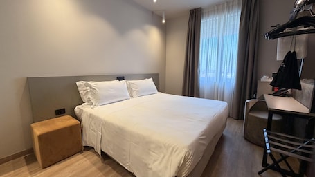 Habitación Confort, 1 cama de matrimonio grande, no fumadores (Converts to 2 Twin Beds) | Edredones de plumas, minibar, caja fuerte y mobiliario individual. Hotel Astoria, Sure Hotel Collection by Best Western