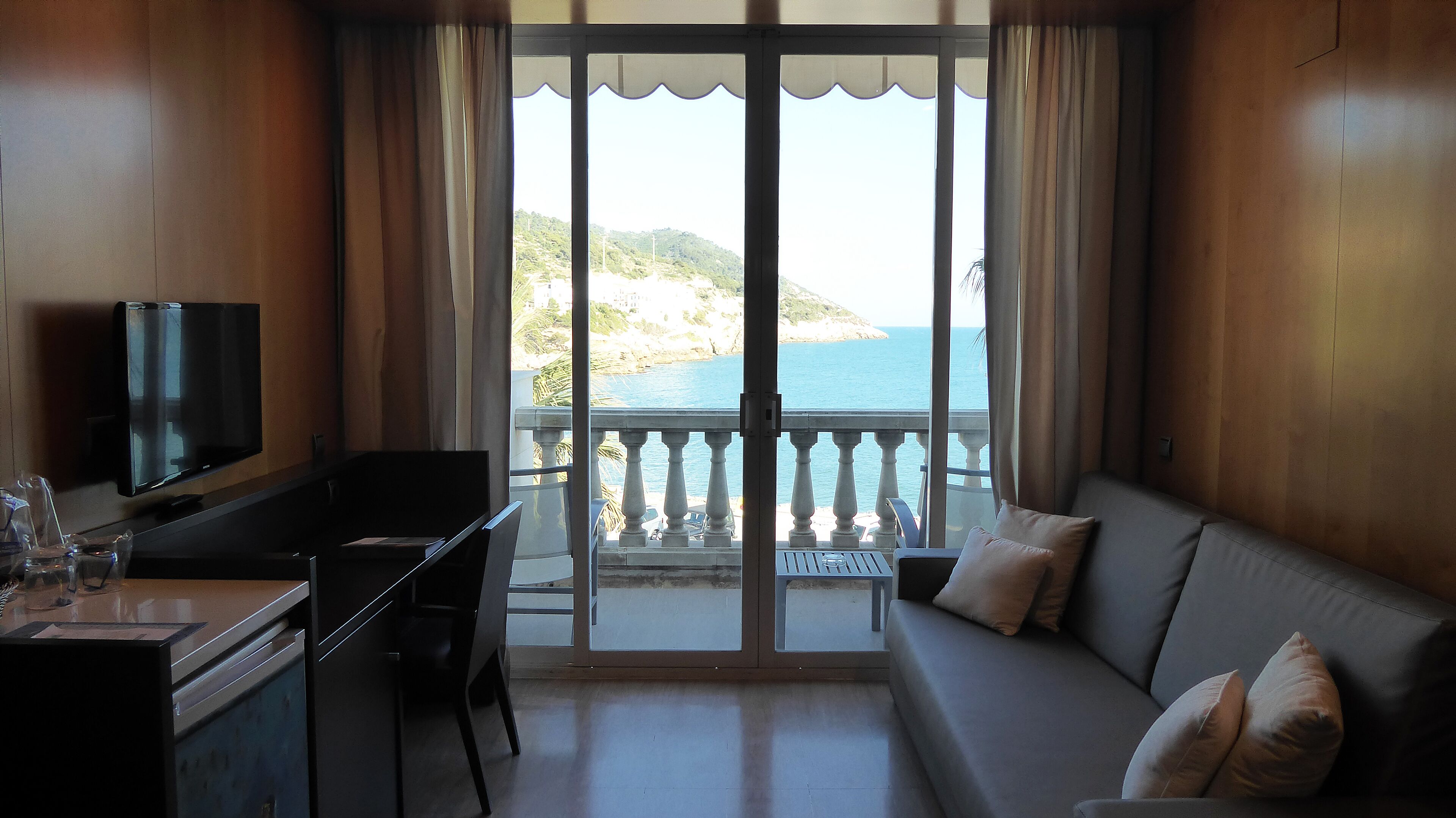 junior suite, balcony, sea view | 1 bedroom, minibar, in-room safe, individually decorated