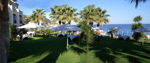 Ofereix taules a l'aire lliure i s'hi serveixen esmorzars i dinars