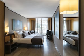 Minibar, Zimmersafe, individuell dekoriert, Schreibtisch