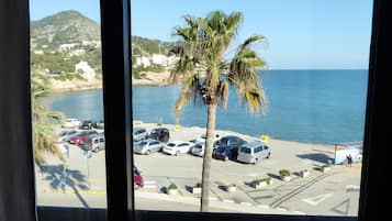 Junior suite, balkon, uitzicht op zee | Uitzicht op strand/zee