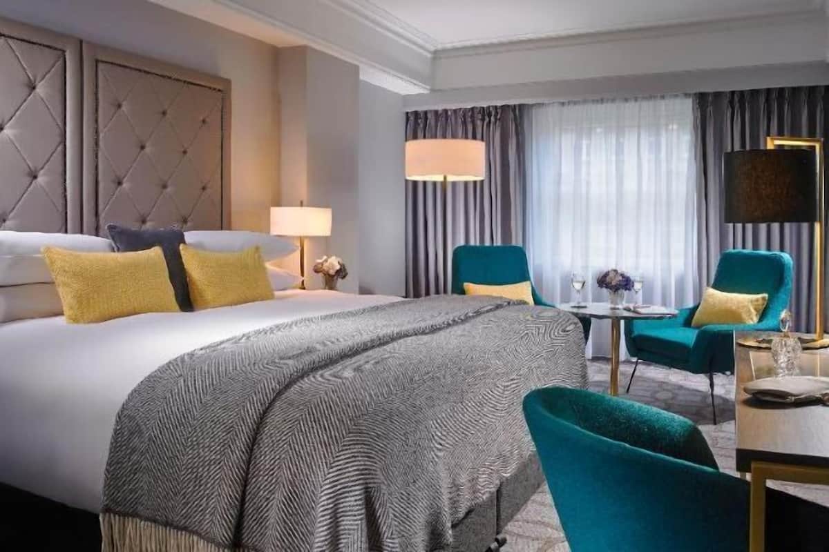 Ropa de cama de alta calidad y caja de seguridad en la habitación