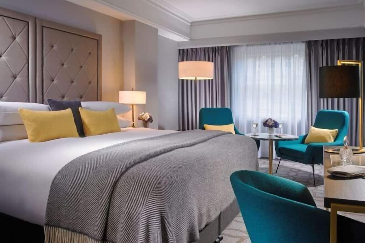 Ropa de cama de alta calidad y caja de seguridad en la habitación