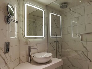 Habitación clásica con 2 camas individuales, 2 camas individuales | Baño | Ducha y cabezal de ducha tipo lluvia