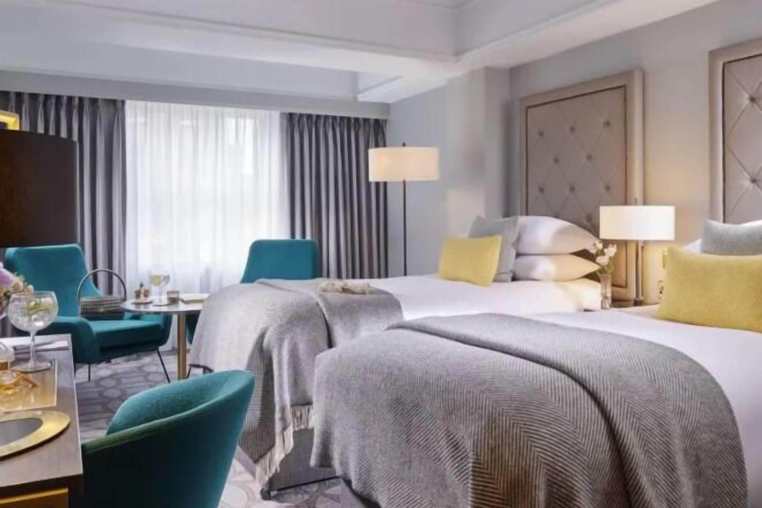 高級寢具、客房內保險箱、獨特裝潢、書桌