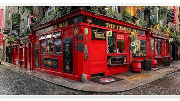 En rød bar med navnet "The Temple Bar", skilte med Guinness og en ølhhave.