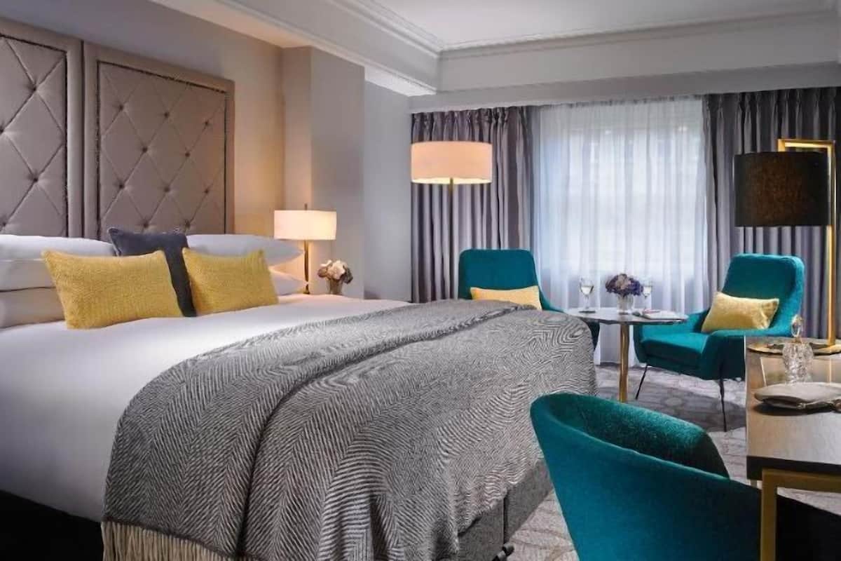 Ropa de cama de alta calidad y caja de seguridad en la habitación