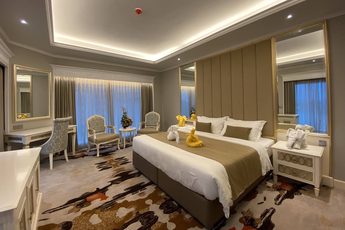 Minibar, in-room safe, desk, iron/ironing board