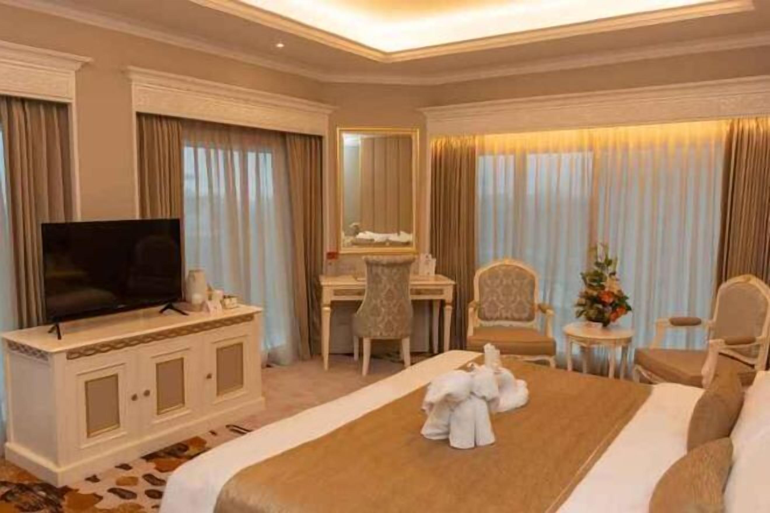 Minibar, in-room safe, desk, iron/ironing board