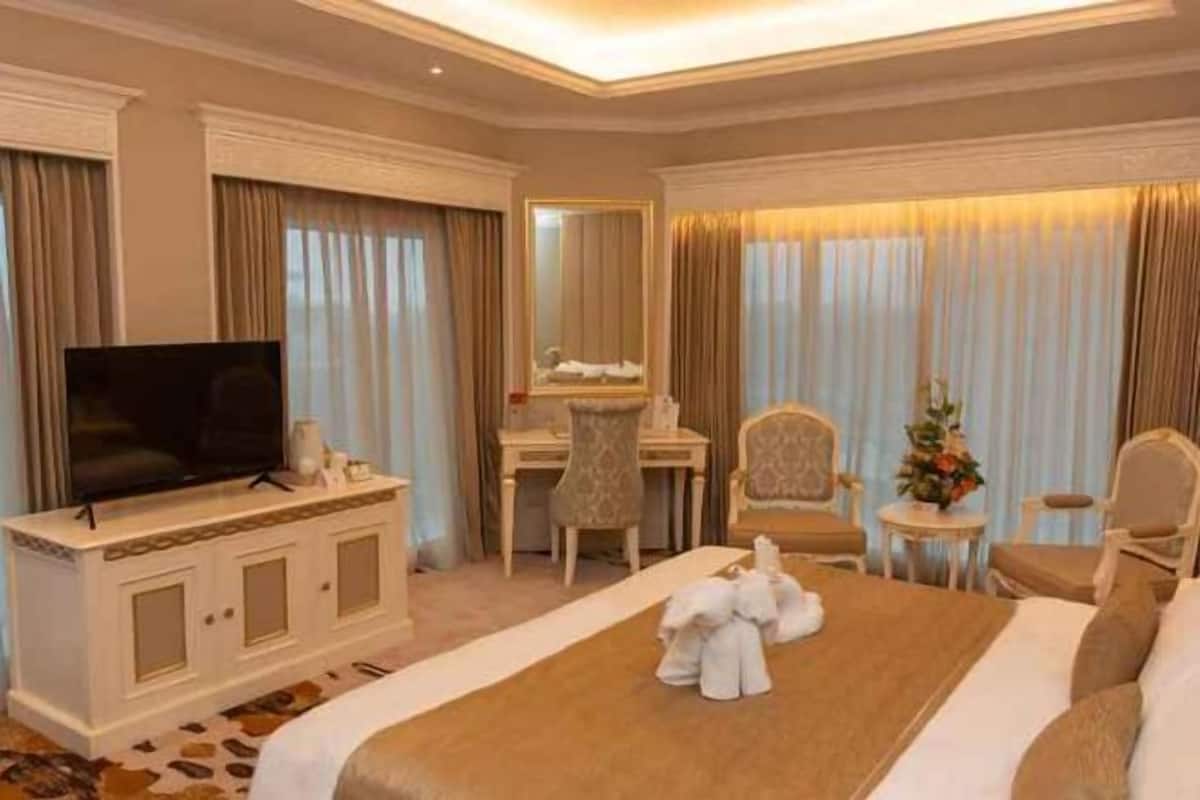 Minibar, in-room safe, desk, iron/ironing board