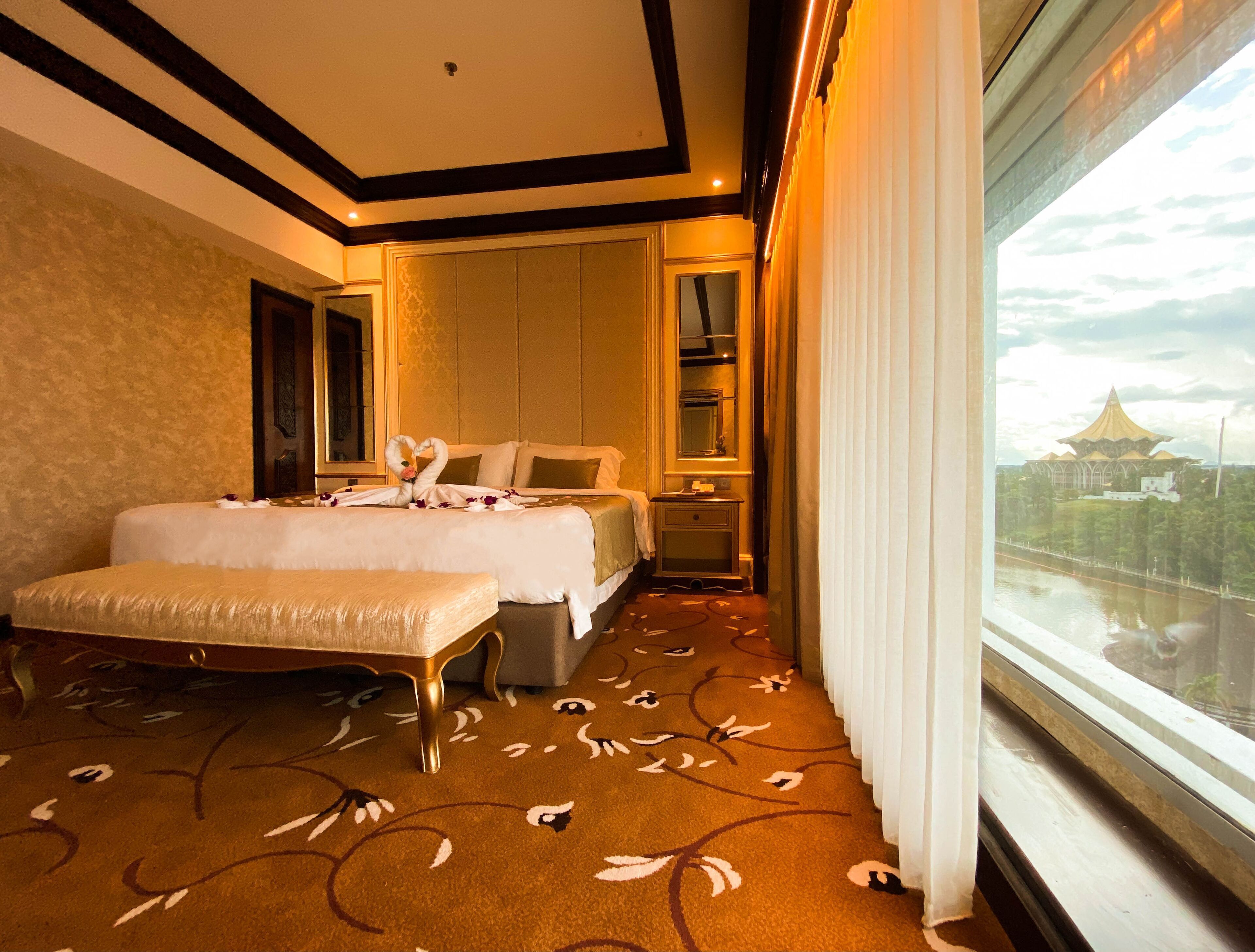 Minibar, in-room safe, desk, iron/ironing board