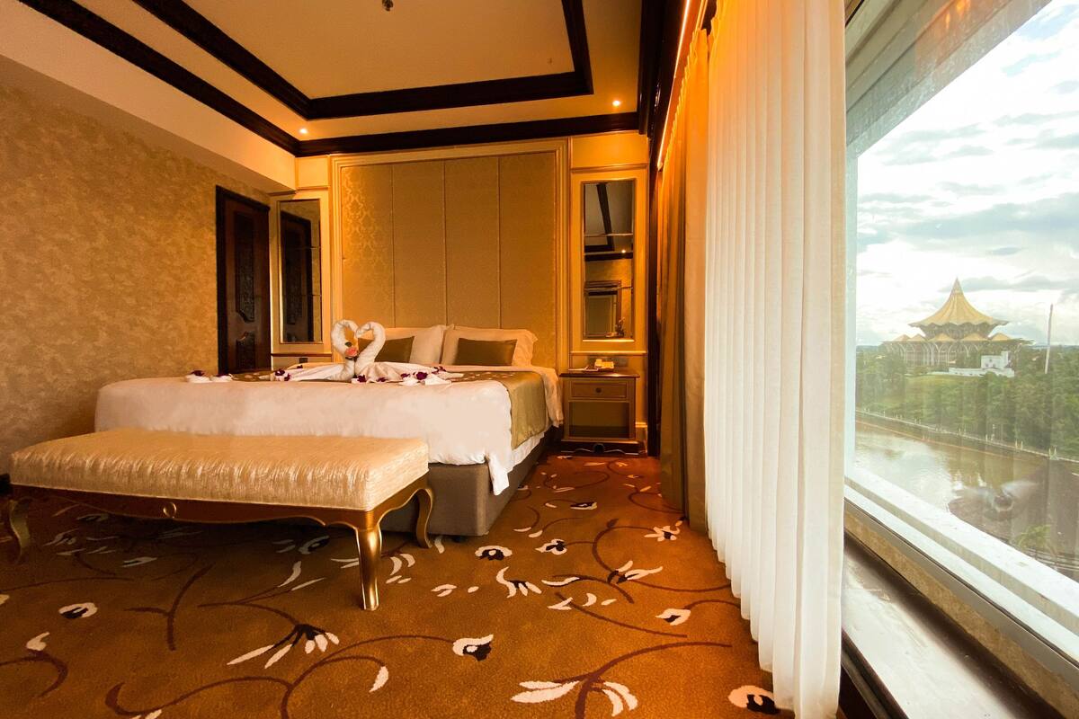 Minibar, in-room safe, desk, iron/ironing board