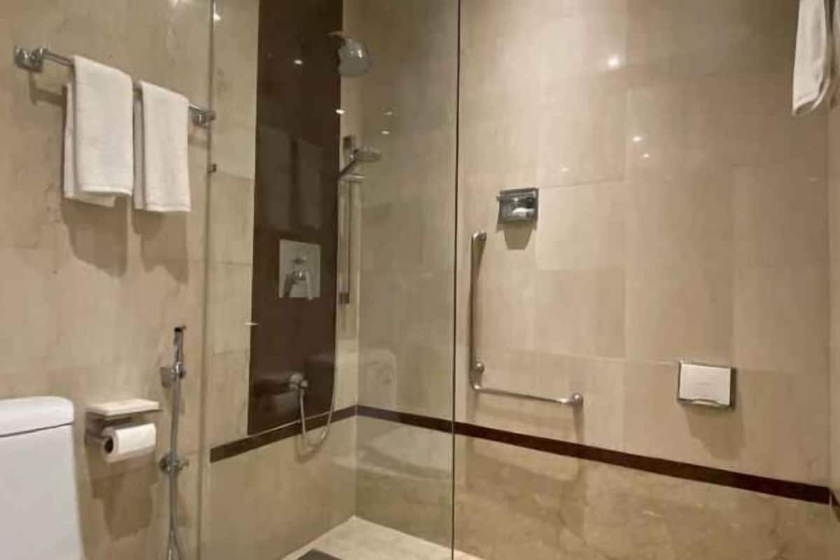 Combined shower/tub, hair dryer, slippers, bidet