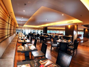 Restaurant - Puteri Wing, Riverside Majestic Hotel (Kuching)