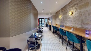 Petit déjeuner buffet servi tous les jours en supplément