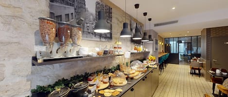 Sarapan bufet setiap hari (EUR 15 seorang)