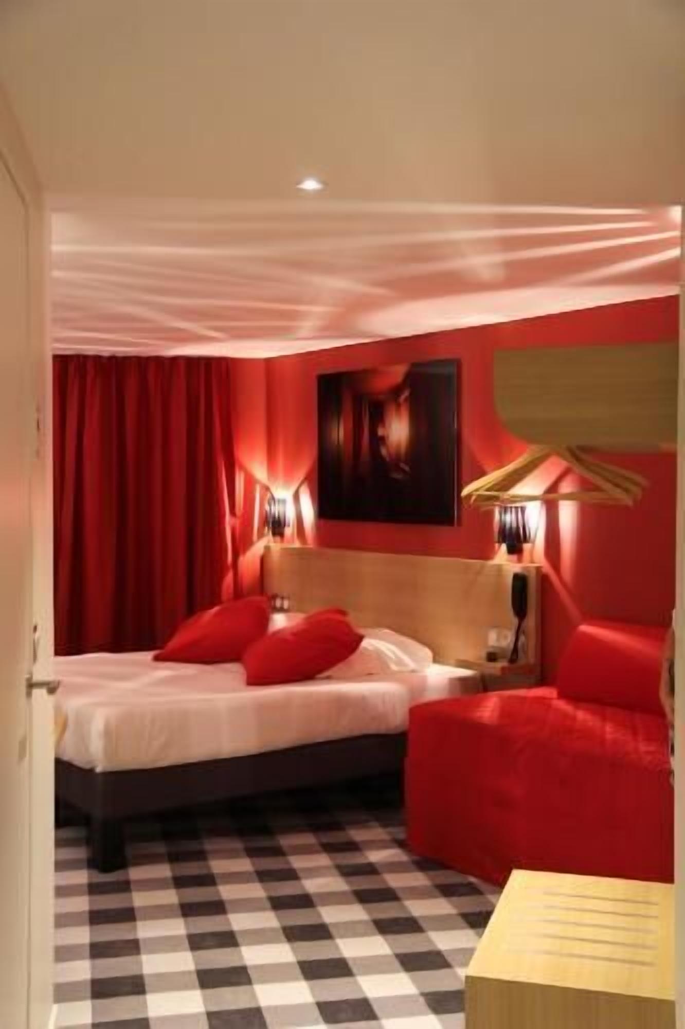 In-room safe, desk, soundproofing, free WiFi