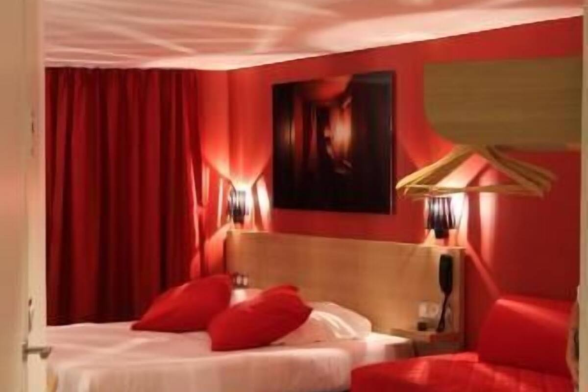 In-room safe, desk, soundproofing, free WiFi